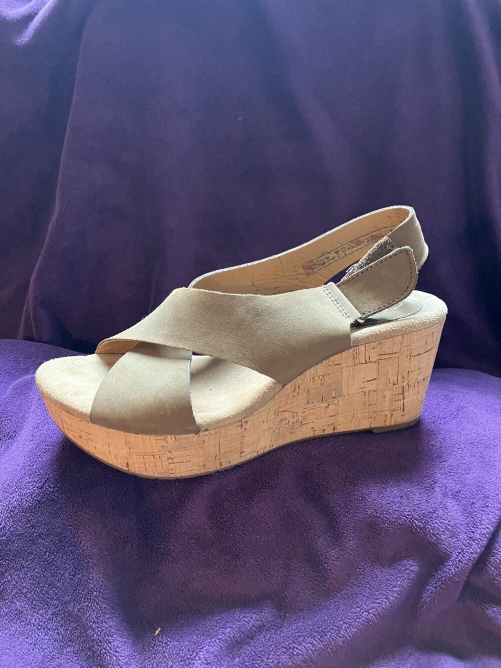 Clarks wedge-heel sandals in beige, size 8 1/2 - Picture 2 of 4